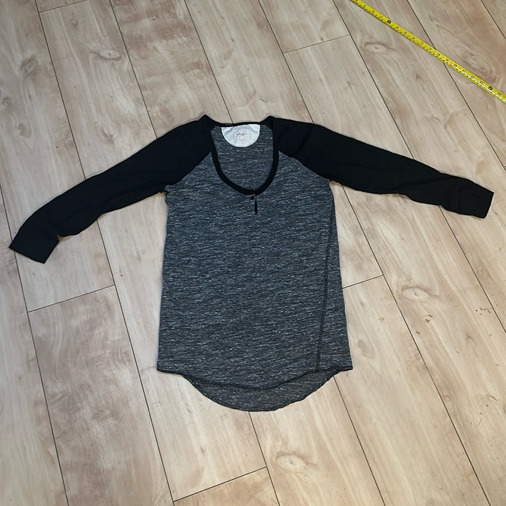 Wilfred -Burnout Baseball Tee - Henley-Size XXS (can fit XS) Gray black …